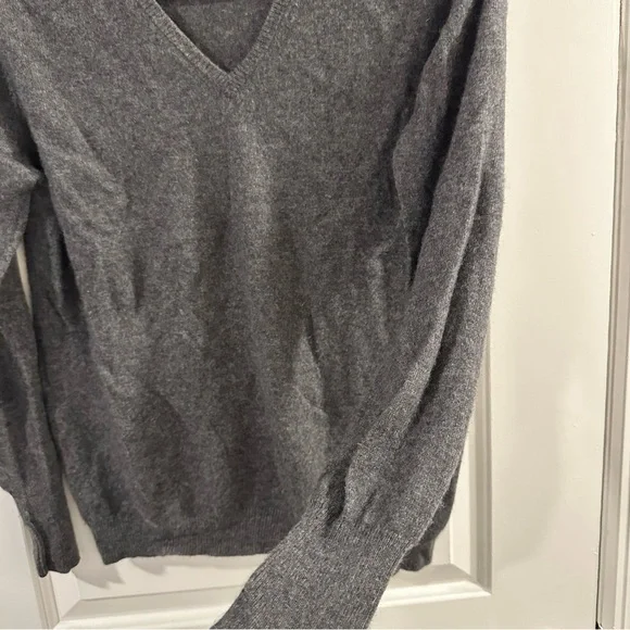 La Garçonne Moderne Dark Grey Heathered 100% Cashmare V-Neck Long Sleeve Sweater - Picture 8 of 9